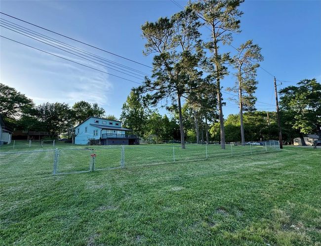 Fully fenced front yard | Image 20