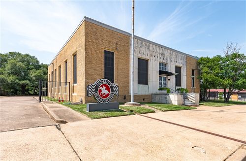 102 W Fox St, Caldwell, TX, 77836-1533 | Card Image