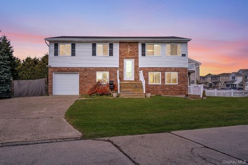 4 Bay Pl, Lindenhurst, NY, 11757-6324 | Card Image