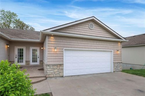 10410 E 45th Ter, Kansas City, MO, 64133-7804 | Card Image