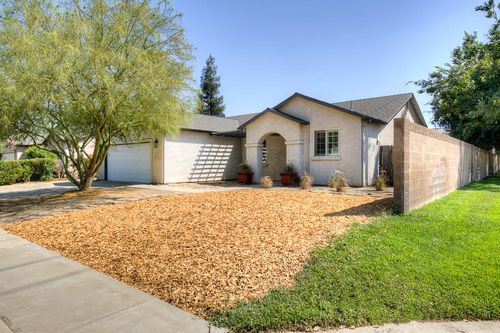 684 W Orange St, Kingsburg, CA, 93631-2689 | Card Image