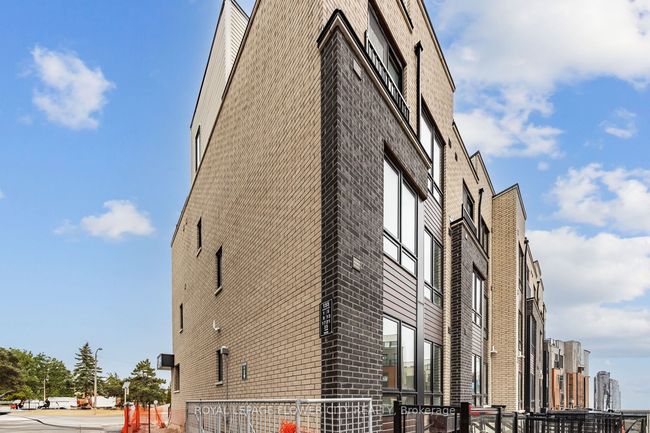 2 - 155 Tapscott Rd, Condo with 2 bedrooms, 1 bathrooms and null parking in Toronto ON | Image 6