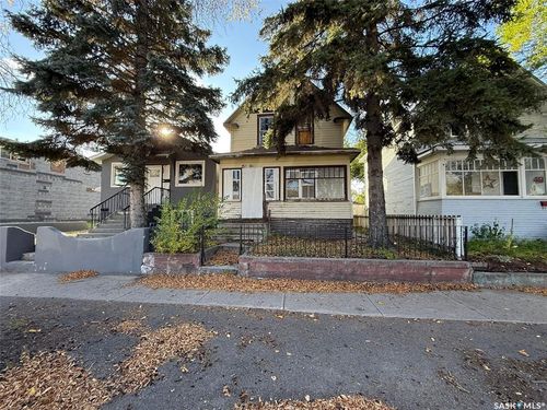 611 Av H S, Saskatoon, SK, S7M1X1 | Card Image