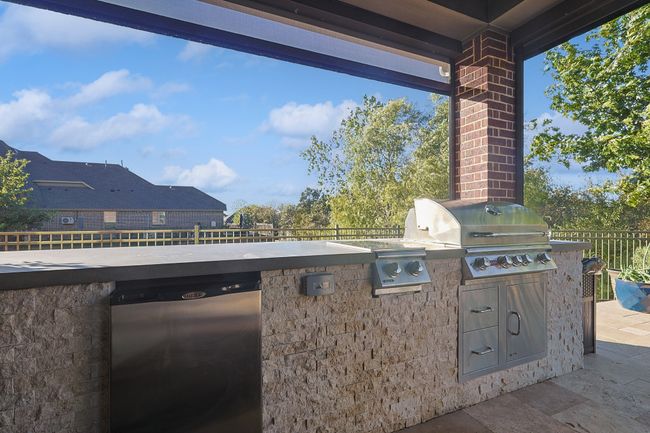 Move the party onto the extended patio with built in kitchen! Notice the electric screens that keep the bugs out!!! | Image 29