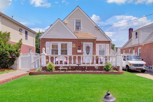 20 Law St, Valley Stream, NY, 11580-1018 | Card Image
