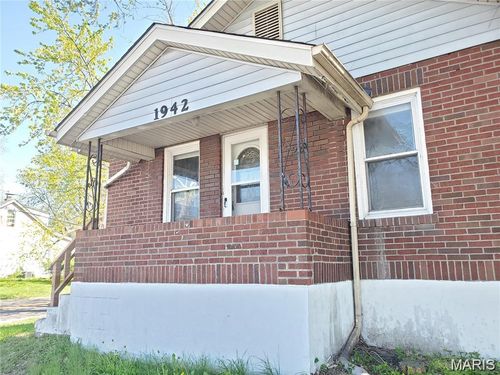 1942 Chambers Rd, Saint Louis, MO, 63136-3227 | Card Image