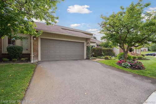 50-5611 Hillcrest Cir W, West Bloomfield, MI, 48322-1277 | Card Image