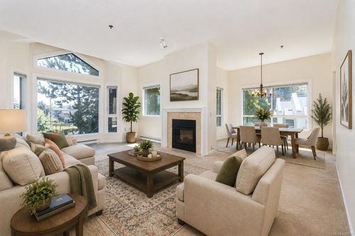 326-3969 Shelbourne St, Saanich, BC, V8N6J5 | Card Image