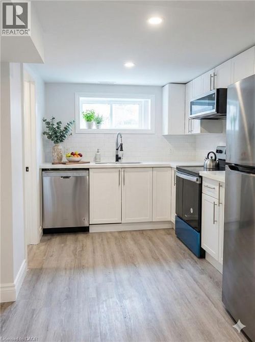 lower-333 E 28th St, Hamilton, ON, L8V3J4 | Card Image