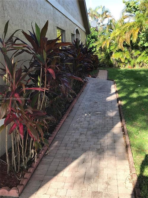 5500 Nw 90th Ter, Sunrise, FL, 33351-7773 | Card Image