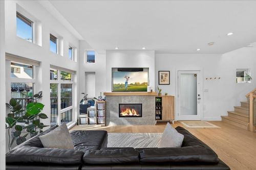 2-252 E 19th St, North Vancouver, BC, V7L2Z2 | Card Image