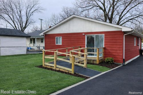 1376 Ready Ave, Burton, MI, 48529-2052 | Card Image