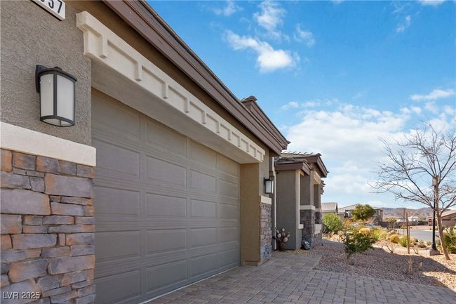View of garage | Image 9
