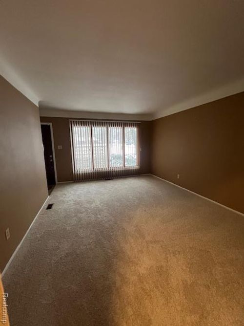 20385 Harbor Ln, Southfield, MI, 48076-4943 | Card Image