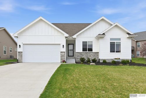 2205 Park Crest Dr, Papillion, NE, 68133-4450 | Card Image
