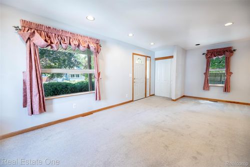 3180 Eastwood Dr, Rochester Hills, MI, 48309-3913 | Card Image
