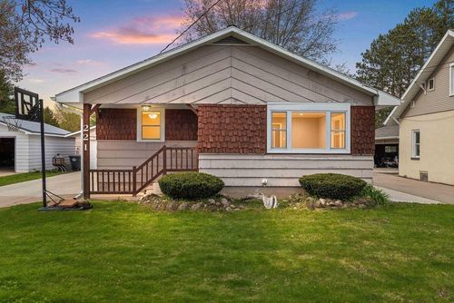 221 River Heights, Shawano, WI, 54166 | Card Image