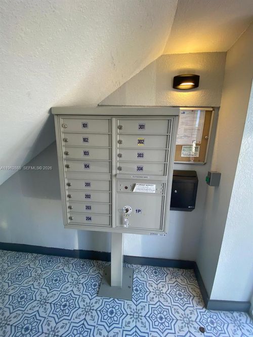 apt-204-628 Sw 16th Ave, Miami, FL, 33135-3992 | Card Image