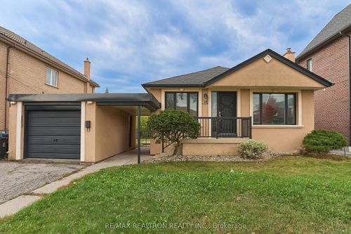 135 Regina Ave, North York, ON, M6A1R8 | Card Image