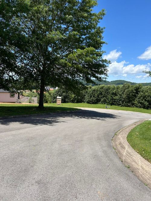 321 Kensington Dr, Morristown, TN, 37814-2190 | Card Image
