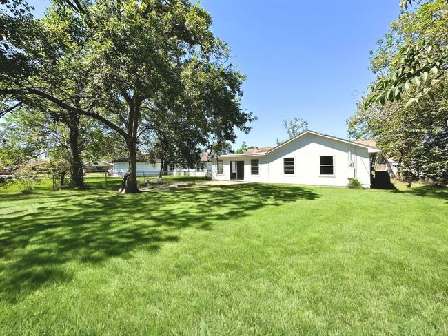 125 Bois D Arc St, House other with 3 bedrooms, 1 bathrooms and null parking in Lake Jackson TX | Image 12