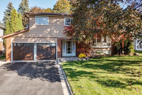 811 Grace St, Newmarket, ON, L3Y2L6 | Card Image