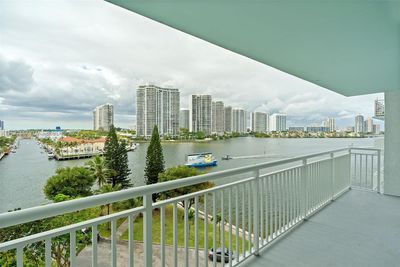 720 - 301 174th St, Condo with 2 bedrooms, 2 bathrooms and null parking in Sunny Isles Beach FL | Image 1