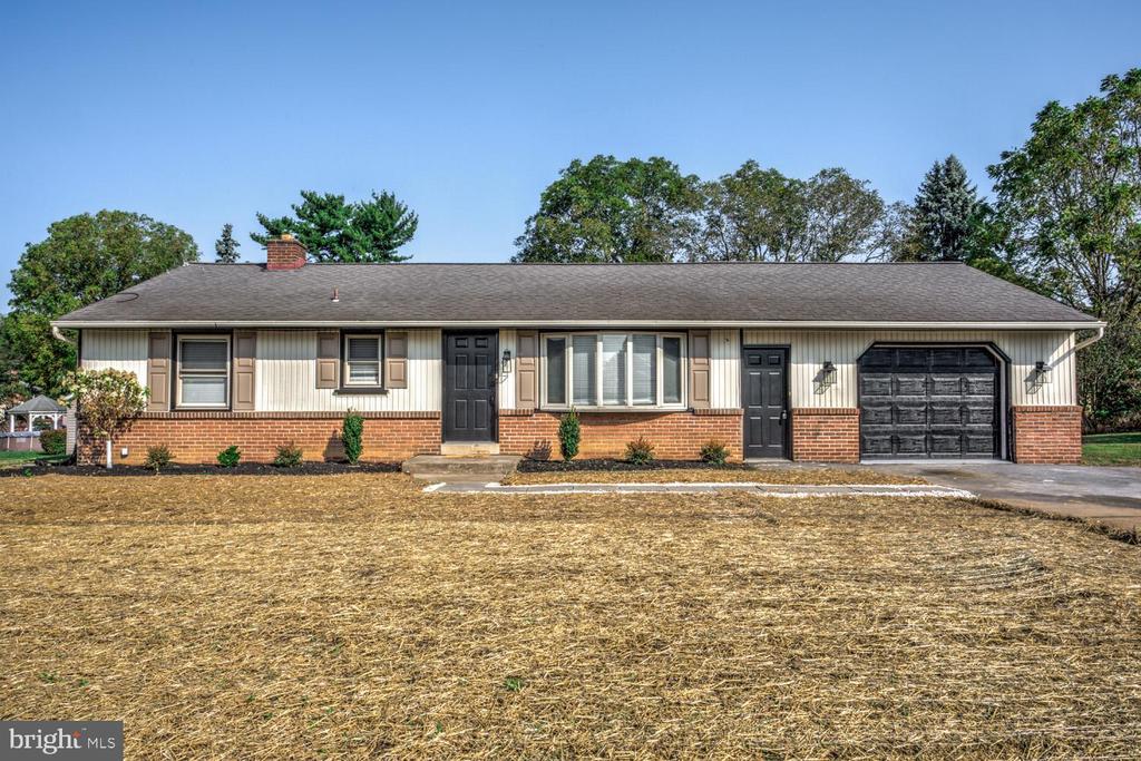 Hillcrest Ave, Leola, PA 17540