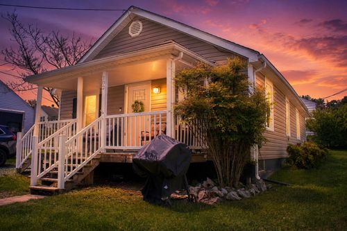 102 East Ave, Staunton, VA, 24401 | Card Image