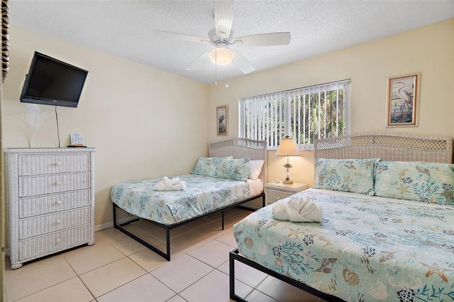 Sleeps 4 with TV in Br | Image 9