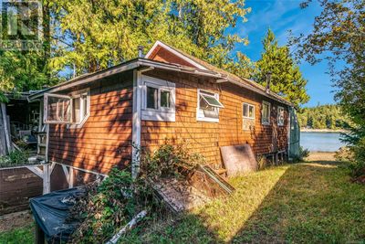 3092 Bay Rd, Home with 2 bedrooms, 1 bathrooms and 3 parking in Qualicum Beach BC | Image 2