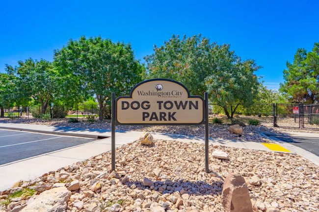 Community sign featuring uncovered parking | Image 60