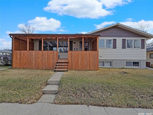 204 1st Ave Sw, Swift Current, SK, S9H3H3 | Card Image