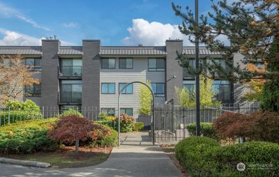 204 - 11300 1st Avenue Ne, Condo with 2 bedrooms, 1 bathrooms and 2 parking in Seattle WA | Image 1