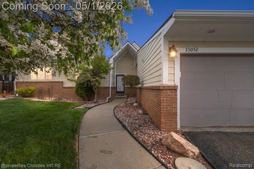 35052 Meadow Ln, Farmington Hills, MI, 48335-2532 | Card Image
