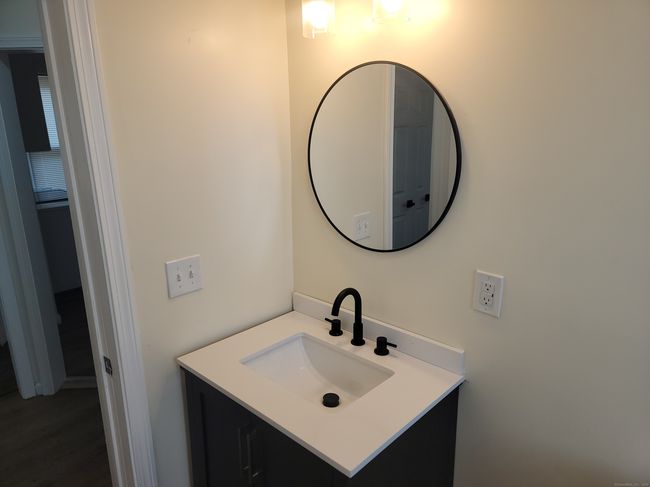 FL-1ST - 147 Edgewood St, Home with 3 bedrooms, 1 bathrooms and 1 parking in Hartford CT | Image 10