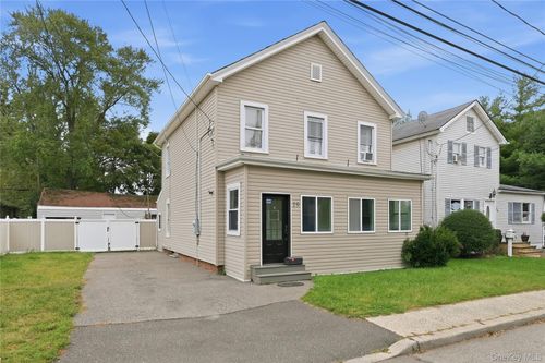 19 Railroad Ave, Amityville, NY, 11701-3029 | Card Image