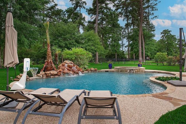 Multiple lounging areas | Image 40