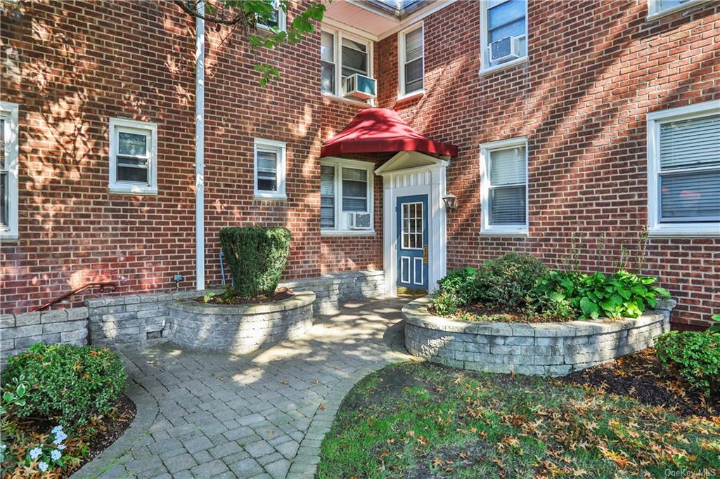1M 8 Bryant Crescent, For Sale in White Plains Zoocasa