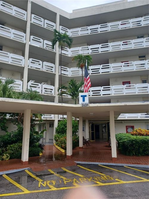 t304-3030 Marcos Dr, Aventura, FL, 33160-2571 | Card Image
