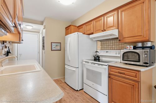 75-2038 Hidden Meadows Dr, Walled Lake, MI, 48390-2587 | Card Image