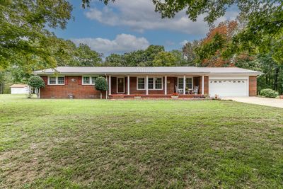 2261 Skyview Dr, House other with 3 bedrooms, 2 bathrooms and 2 parking in Centerville TN | Image 1