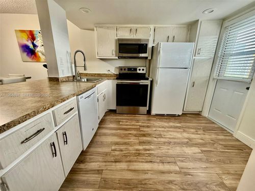 apt-429-445 Ne 195th St, Miami, FL, 33179-3324 | Card Image