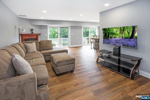 56 Woods Edge Dr, Succasunna, NJ, 07876-1283 | Card Image