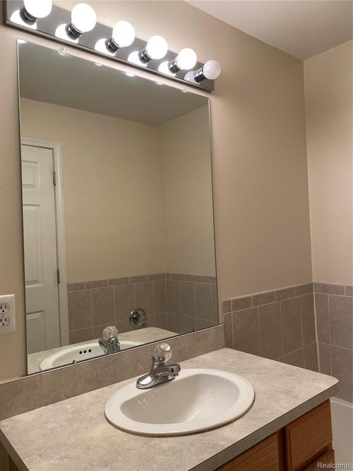 1394 Ashford Ct, TROY, MI, 48084-7057 | Card Image