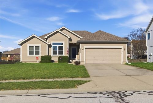 14608 Green Castle St, Smithville, MO, 64089-9143 | Card Image