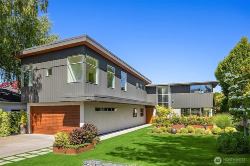 8052 Ridge Dr Ne, Seattle, WA, 98115-5245 | Card Image