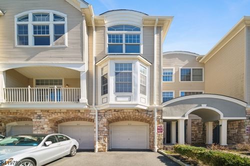 915 Kensington Ln, Livingston, NJ, 07039-8252 | Card Image