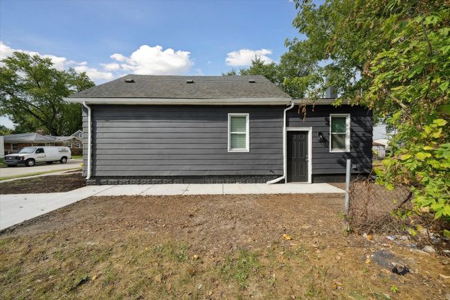 Side View of Home | Image 21