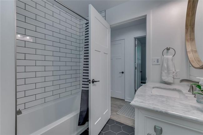 Main Floor Bath | Image 23